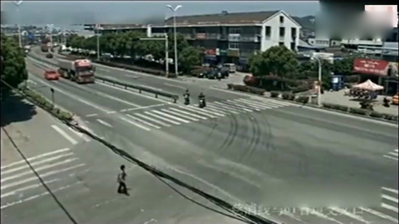 闯红灯的电动车遇到油罐车，监控拍下生命最后一刻