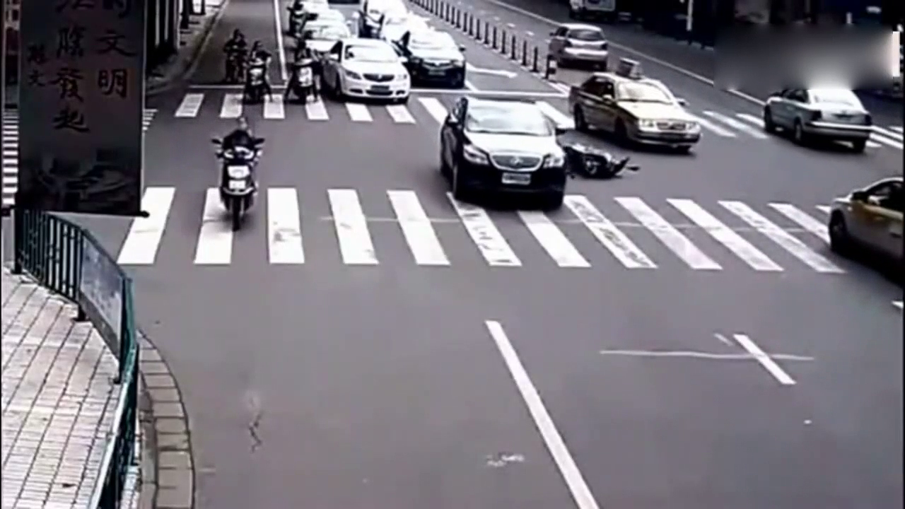 闯红灯的电动车被女司机压到了车底，接下来的一幕没想到