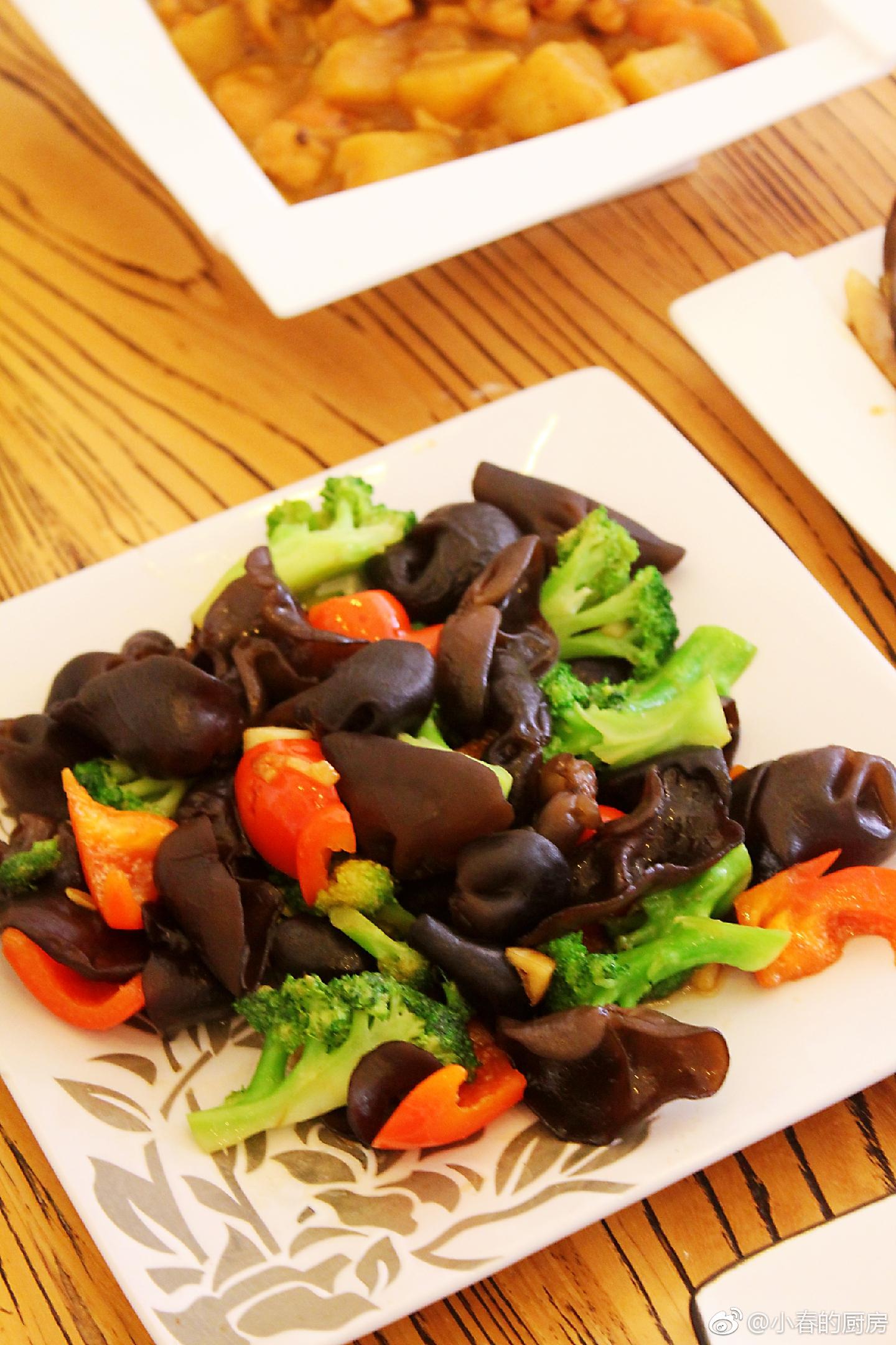 木耳炒西兰花,凉拌海蜇,咖喱鸡肉和烧金鲳鱼是泽泽最爱