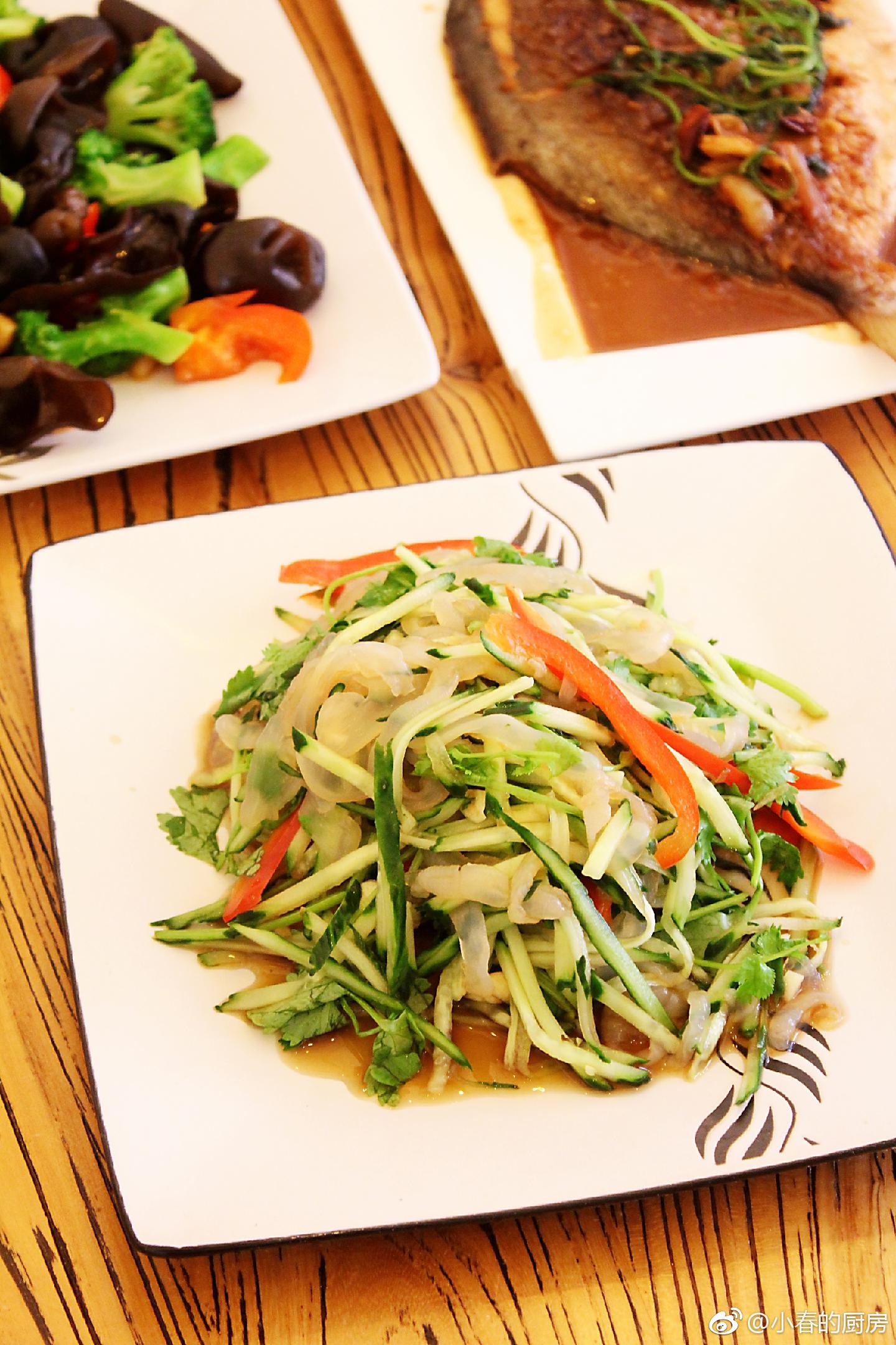 木耳炒西兰花,凉拌海蜇,咖喱鸡肉和烧金鲳鱼是泽泽最爱