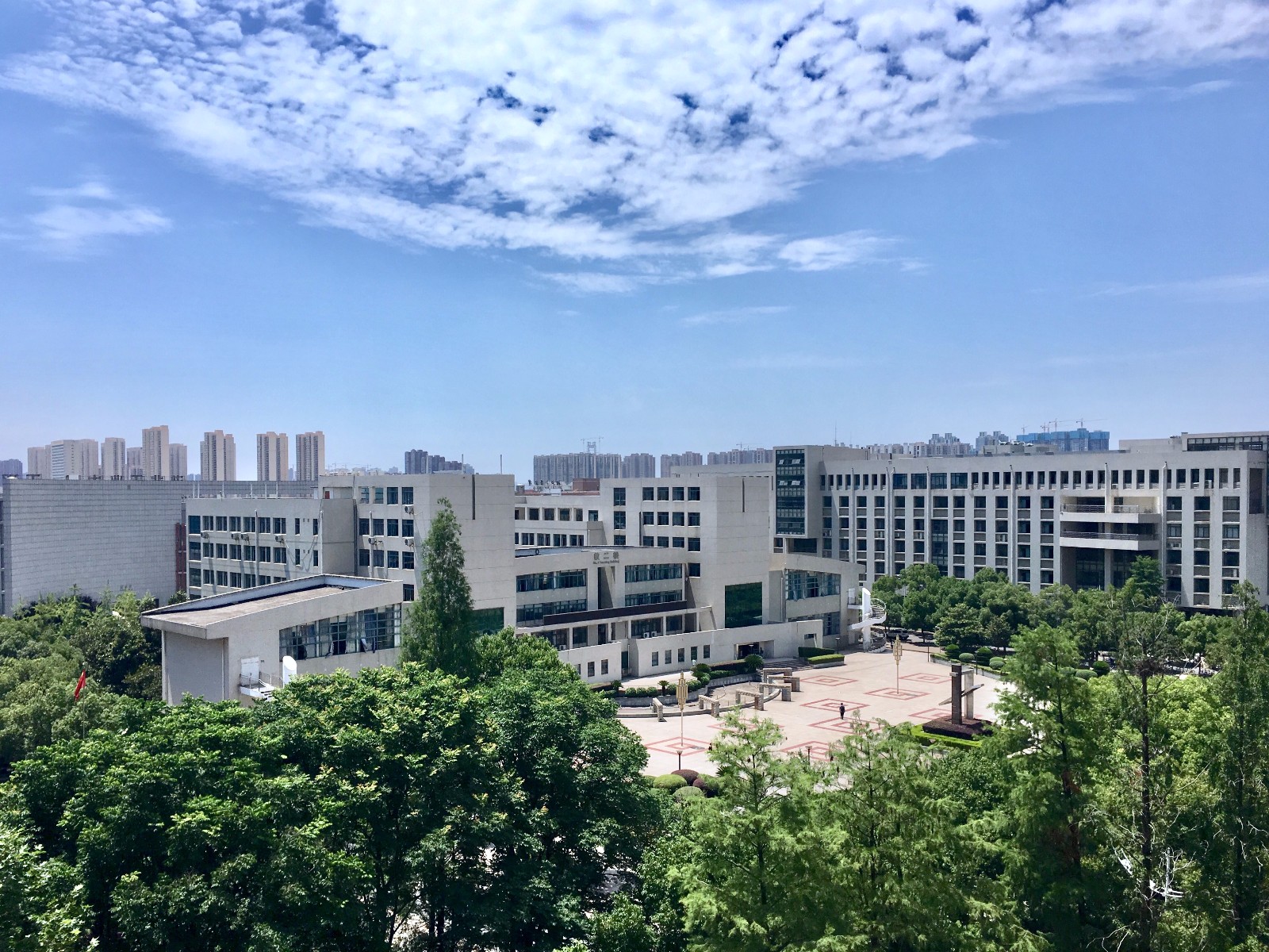 天蓝 树绿 水美【湖北工业大学 校园小景】