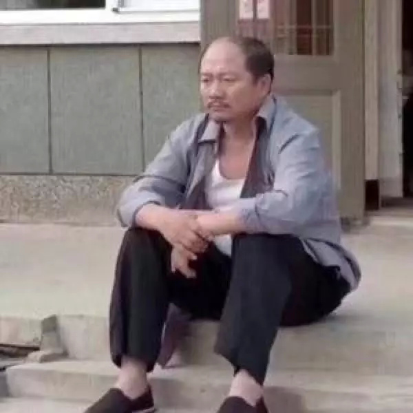 这是一个中年男人晨间的神圣仪式,或者说,最后的尊严.