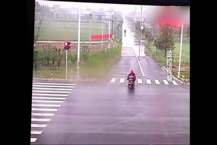 大货车失控冲过来 电动车死里逃生 真是太幸运了！  ​