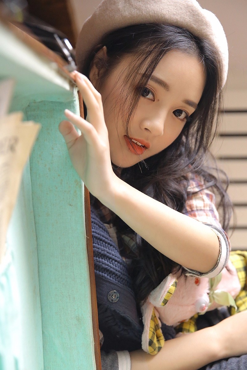 美女模特摄影:迷人大眼00后小清新少女宠爱小猫咪室内