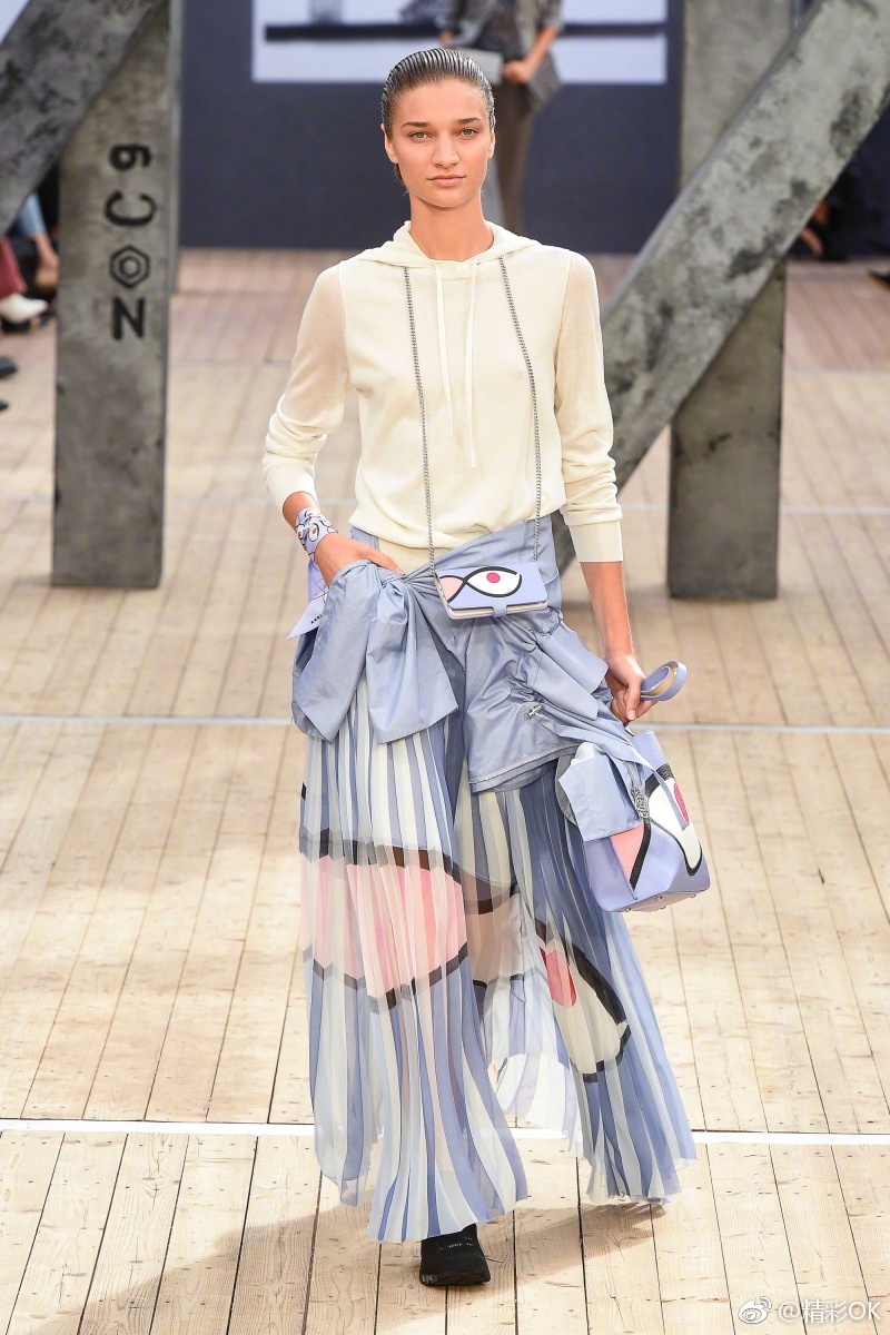 9月30日,Akris 2019春夏时装秀在巴黎完美呈现