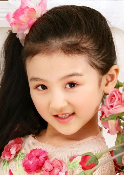 而在中国的童星当中,曾有一个因长的有点丑被骂出国的姑娘,她就是演员