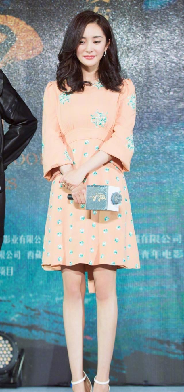 杨幂真的多才多艺,宣传活动现场优雅素描 白色高跟鞋