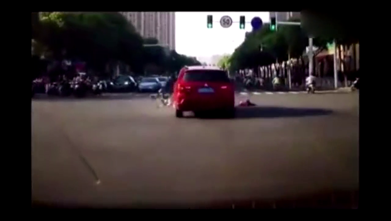 电动车女子闯红灯，让红色轿车没想到，只能自认倒霉