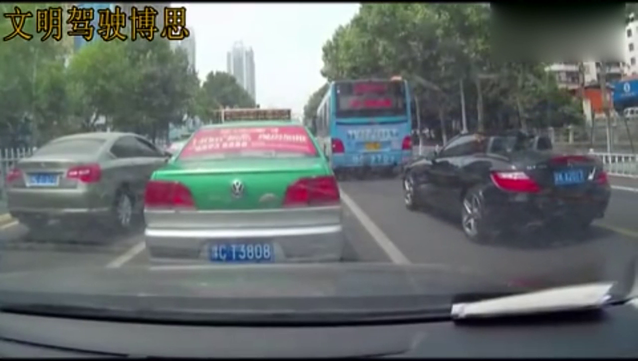 敞篷车女司机撞上出租车，下车后10公分的高跟鞋亮了