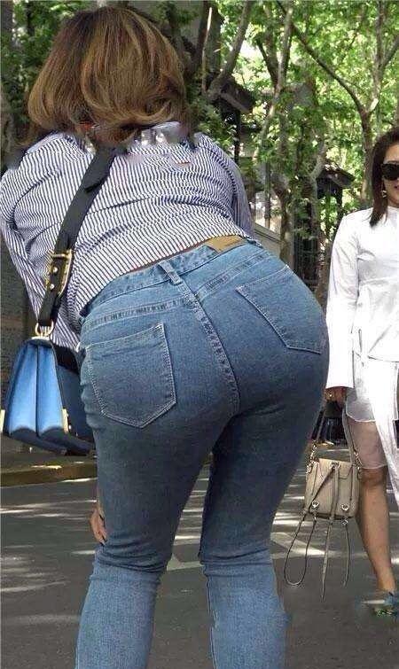 紧身裤穿在丰满的女人身上处处充满着条形和时尚
