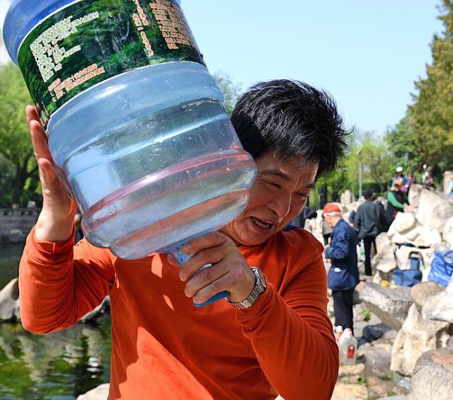 国内一个天天喝矿泉水但不用花钱的城市