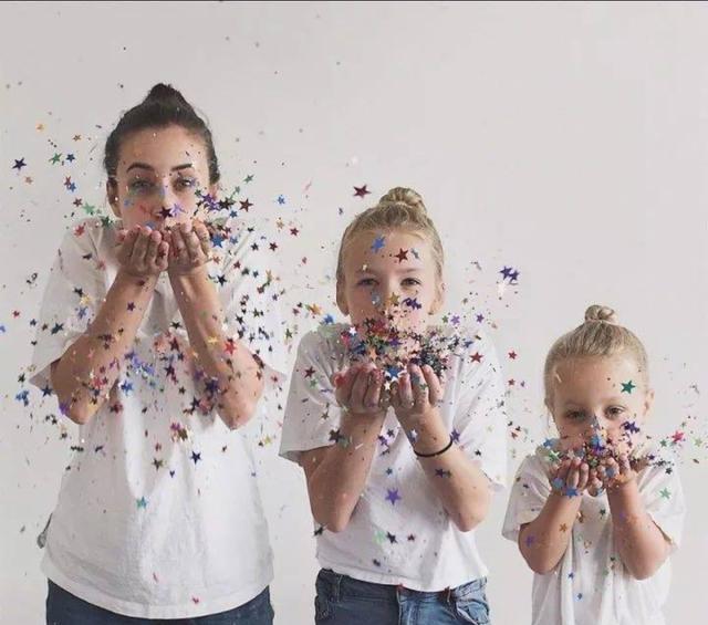 外国一个母亲和两个孩子的照片火了, 原来外国人也有晒娃狂魔!