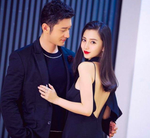 杨颖穿紧身牛仔裤现身,耐心教小海绵走路,弯腰