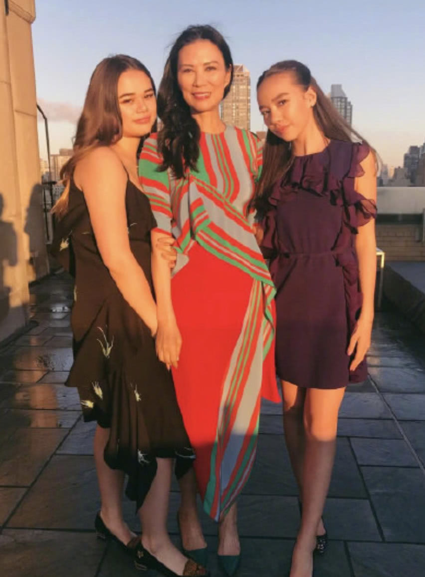 邓文迪的两个女儿总算长大,高颜值变化大