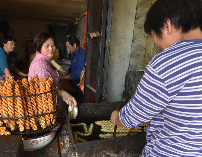 40岁妇女在街头卖麻花,人称"麻花西施",顾客一次买千