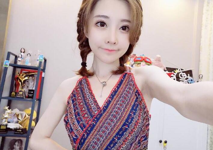 冯提莫踮着脚量身高不到1米6 被测量墙上的一句话嘲讽