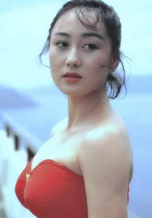 利智与李连杰罕见同框，两人携手朝拜古刹，57岁的她气质不减当年