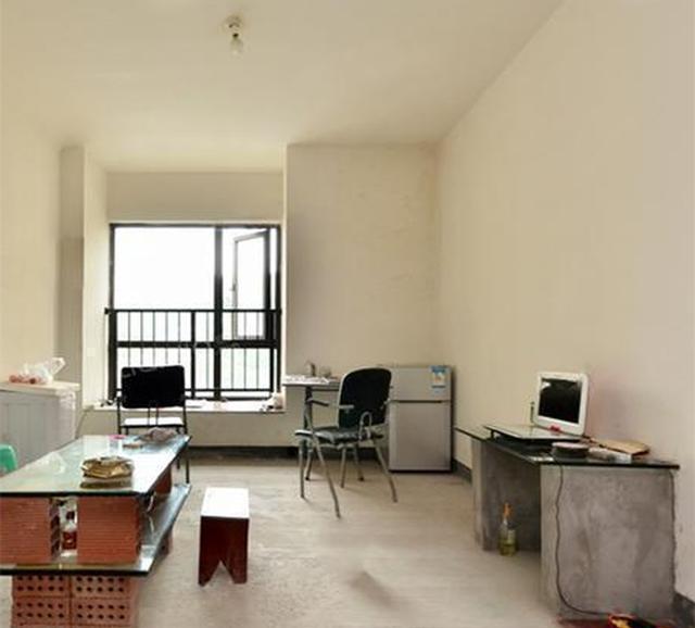 还有比我还惨的吗?付了首付没钱装修,这样就住