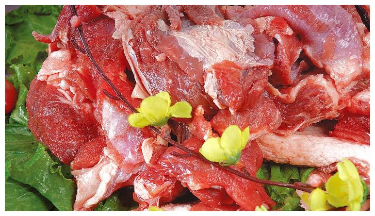 香米和河蟹一起吃?大理现做羊肉饵块图片
