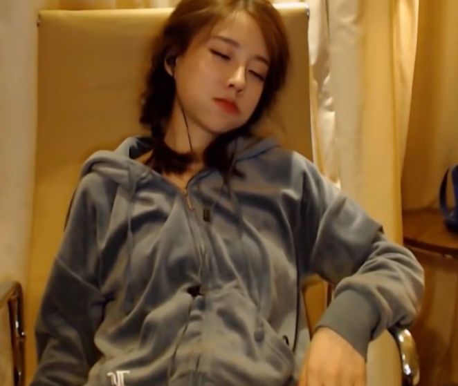 冯提莫忘关摄像头,睡觉被全程直播,原因让观众