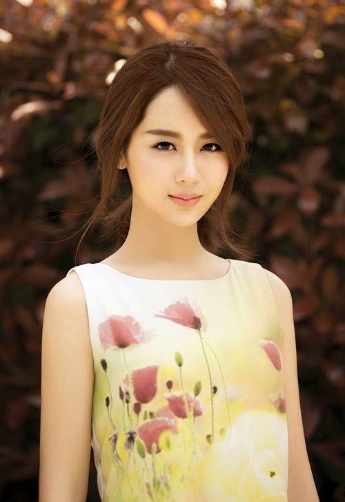 杨紫和李现街头亲密拥抱被偶遇,网友:不怕秦俊杰吃醋吗?