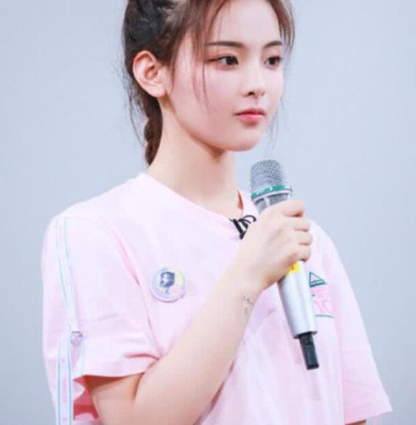 VAVA恶意评价杨超越,引发舆论攻击,说话比王