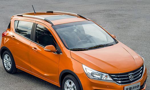 宝骏这款小型车外观线条流畅, 内饰精致实用价格亲民