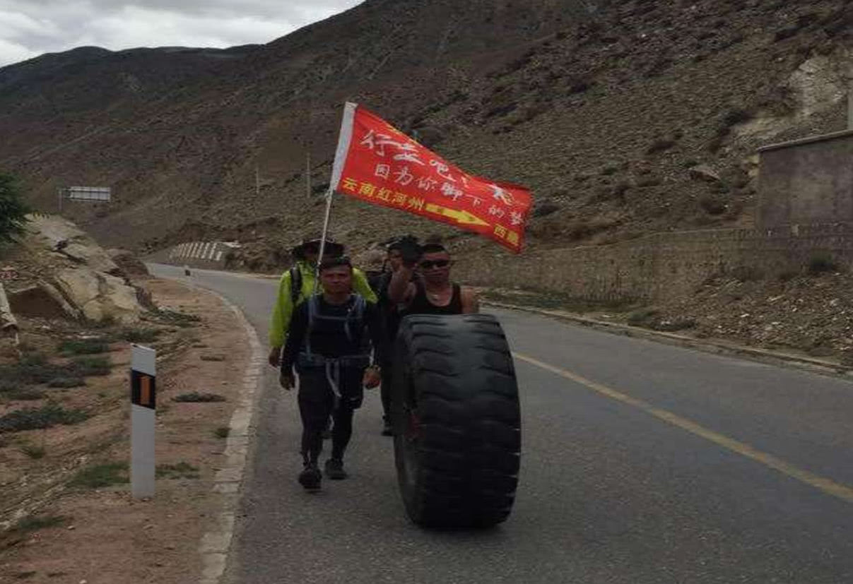 那些徒步去西藏旅遊的人，為啥還要滾一個輪胎？ 答案你絕對想不到