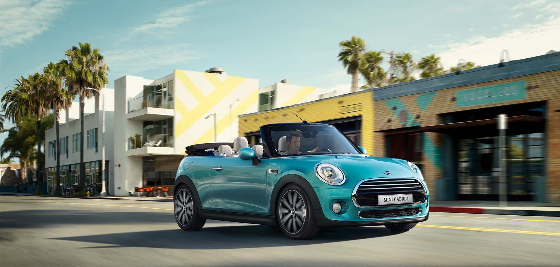 新一代 MINI CABRIO。
建议零售价:¥325,000起