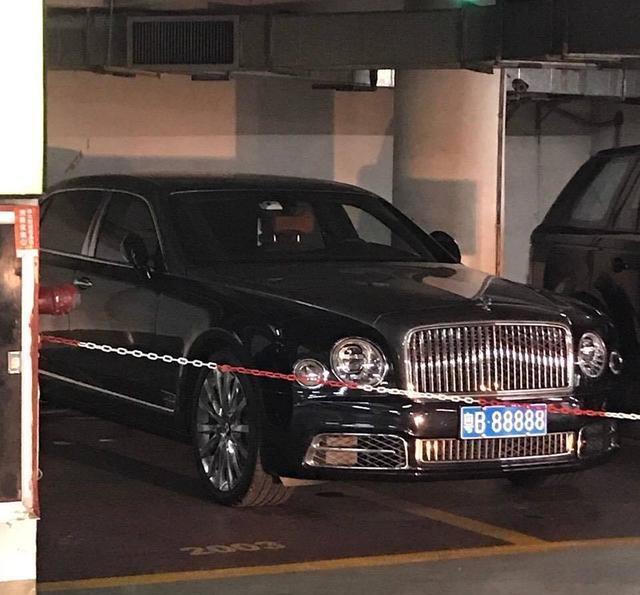 车牌比房子还贵, 车主为了这块铁皮, 花1千多万买了两台宾利