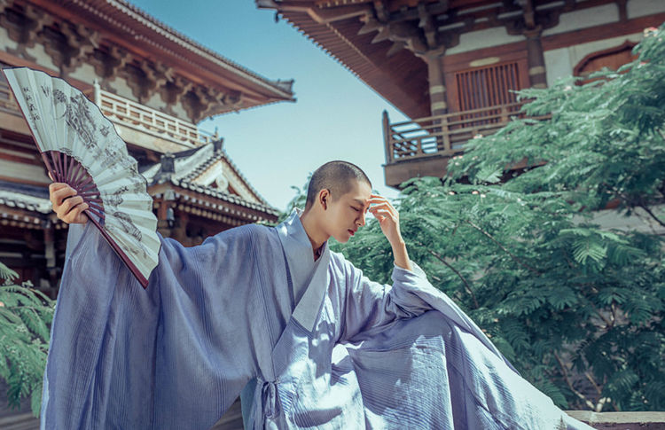 抖音上“禁欲系”和尚，可以靠颜值偏靠才华，却被吐槽“照骗”