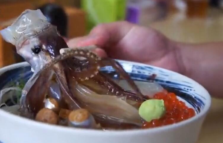 日本人重口味食物活吃章鱼, 看那吃在嘴还在动的章鱼我想吐了