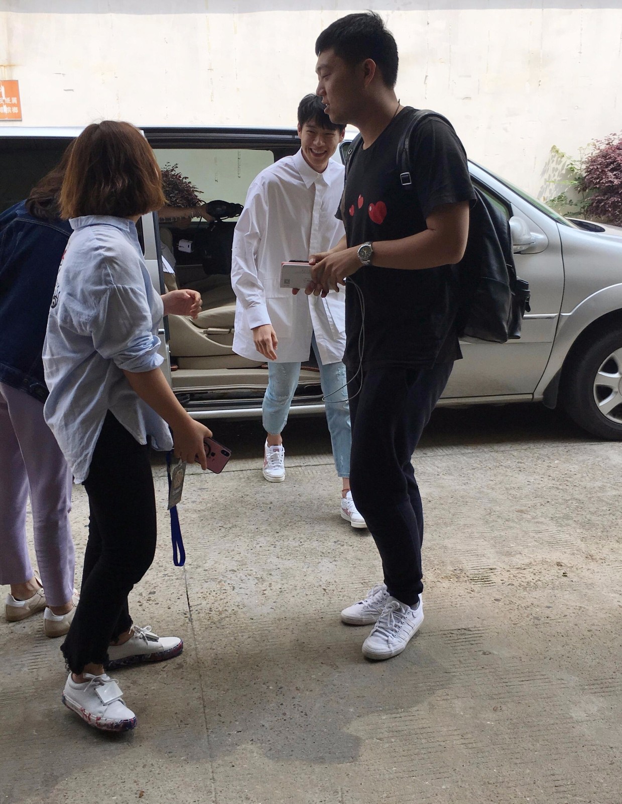 杨幂录制《大侦探》行色匆匆,穿黄外套配白色