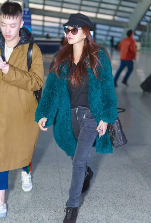 伊能静现机场,蓝色大衣很吸睛