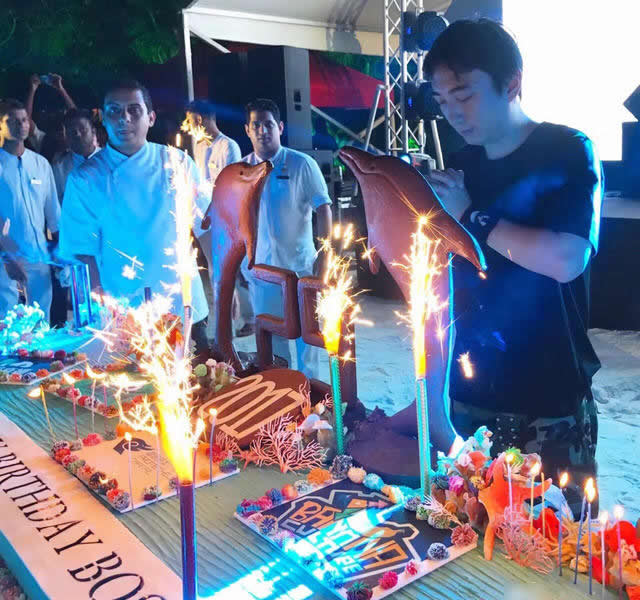 王思聪生日派对，众整容脸网红集聚为“老公”庆生，牌面十足！