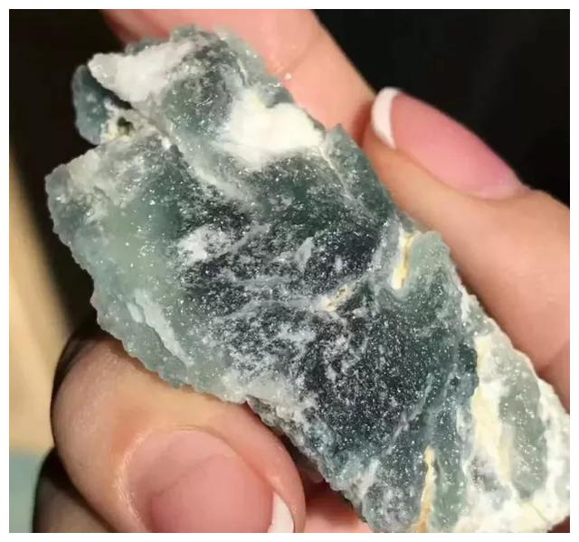 一块缅甸著名场口的翡翠原石取出堪称完美的玻璃种蓝水戒面!