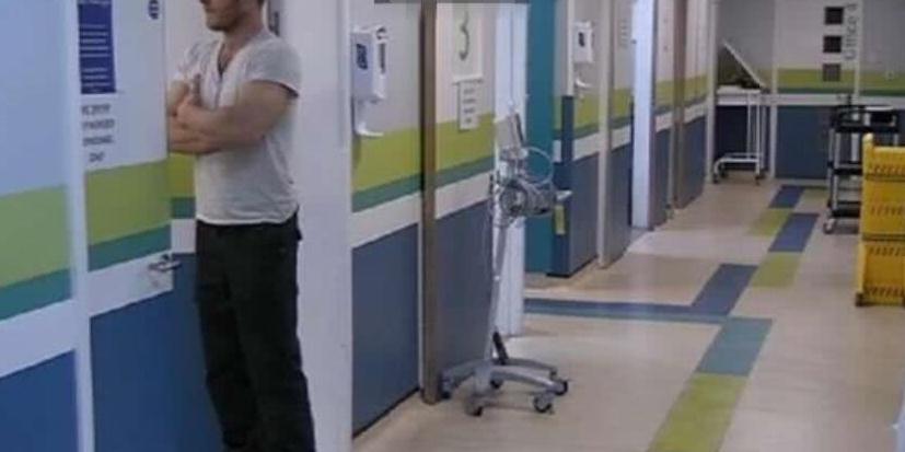 婴儿误吃塑胶玩具,电视台记录下从急救到离世