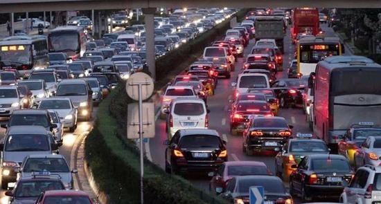 网友:你试过在高速堵车时间最长的一次是多久?说说你的经历!
