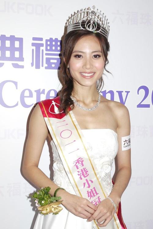 郑嘉颖和小22岁女友秀恩爱，又戳脸又亲亲，旁边黄宗泽表情太亮了