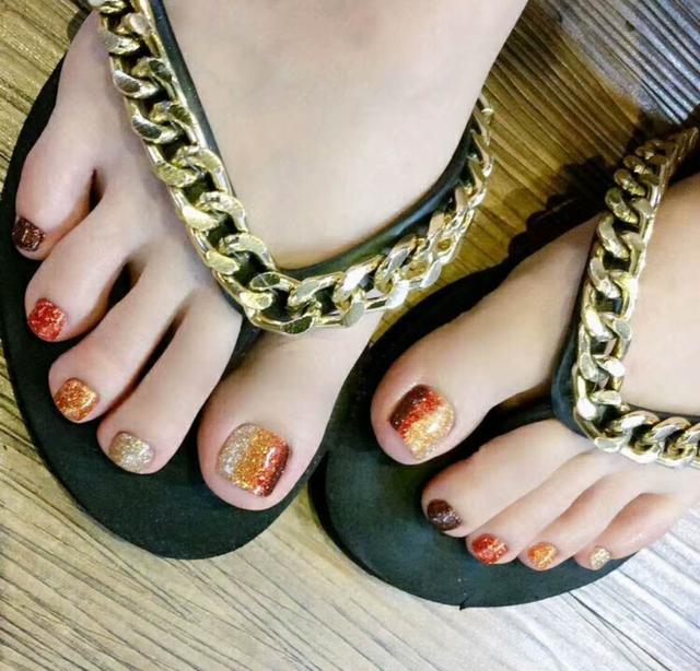 脚部美甲怎么选?2018脚趾甲美甲图片新款4款