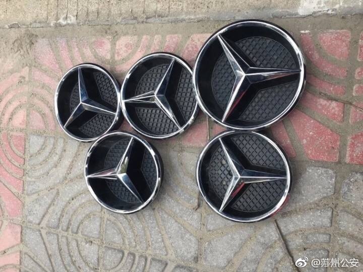 常熟一小伙因报复心理,连拆5个奔驰车标[摊手