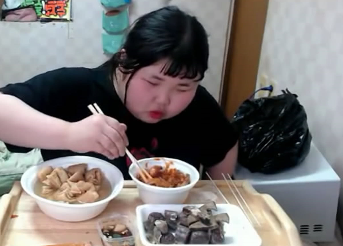 她是最实在的大胃王每天猛吃还不吐硬生生把自己吃成了240斤