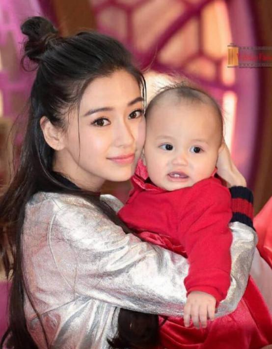 黄晓明杨颖儿子小海绵正面照流出,杨颖坚持没有整容过