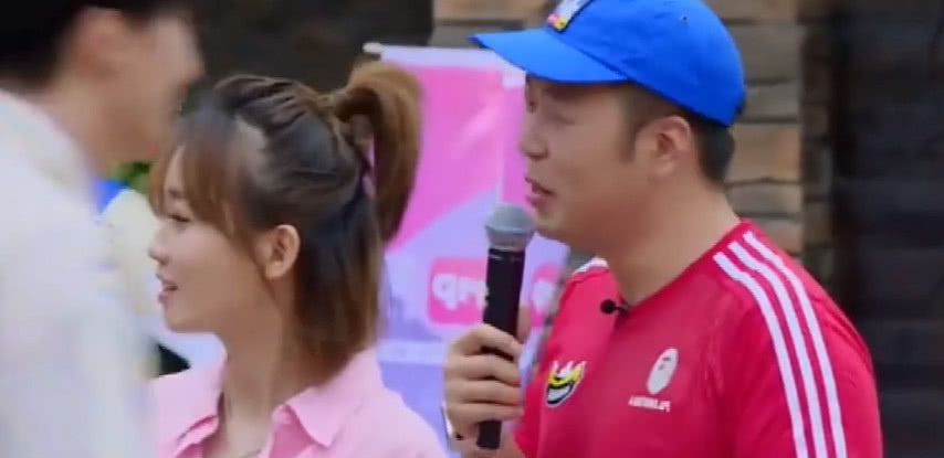 李浩菲裤子滑落,所有男生围上去的那一刻,杨