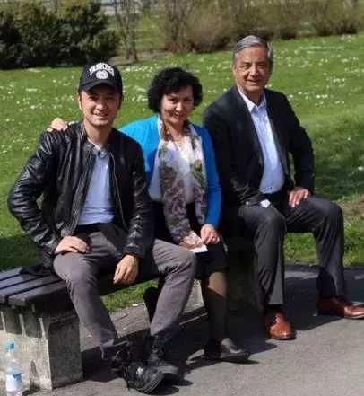 34岁央视帅哥尼格买提与妻子帕夏古丽近照, 老婆美得像混血女神
