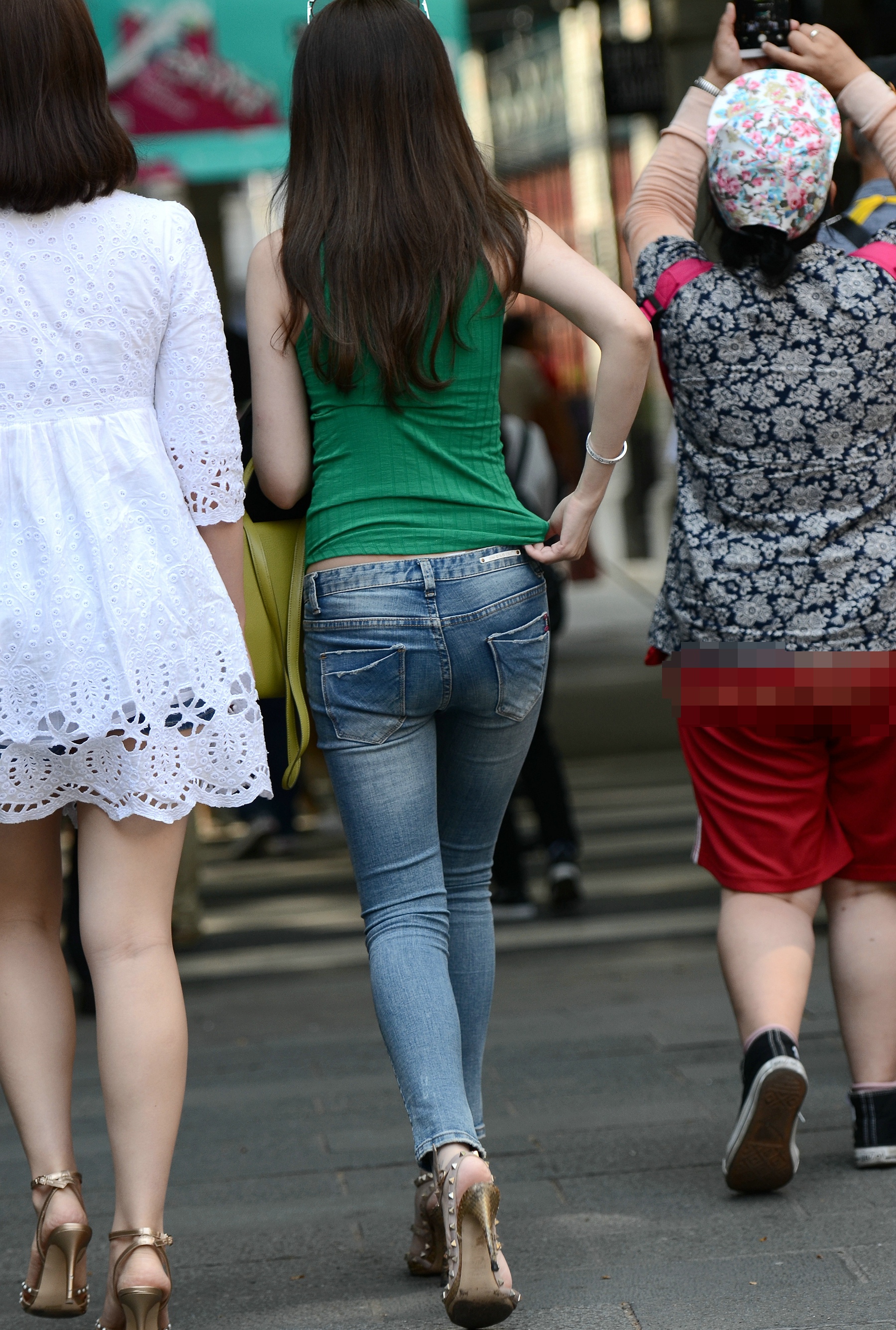 街拍: 紧身牛仔裤美女, 这么好身材的很少见, 有点像秦岚