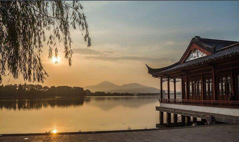 江雨霏霏江草齐,六朝如梦鸟空啼。