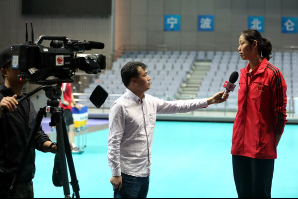 中国女排队长朱婷归队,接受当地媒体采访 公众号