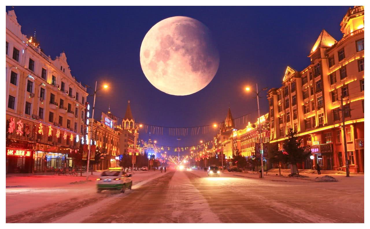 内蒙古额尔古纳市,城市风光,雪夜圆月,街道夜景灯光璀璨.