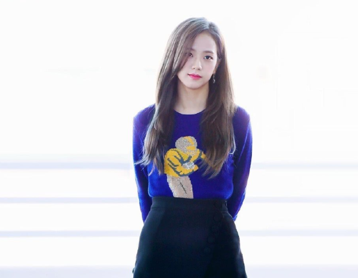 金智秀撑伞都这么美了,短裙白袜的游客街拍,一